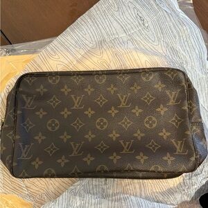 Louis Vuitton Trousse Toilette 28 pouch in monogram canvas, Excellent condition